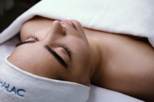 Vrouw ondergaat ontspannende gezichtsbehandeling bij huidtherapeut in Krimpen aan den IJssel